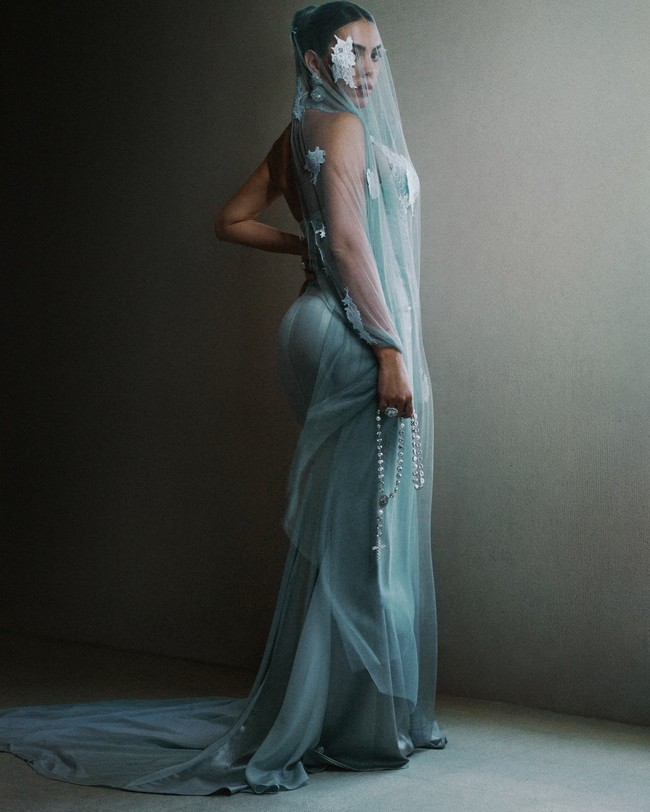 Tampilan ini terinspirasi dari pengabdianku kepada Bunda Maria dari Fátima. Kelembutan sosoknya dan nuansa biru muda yang mendefinisikan citranya menjadi dasar dari karya ini, menerjemahkan spiritualitas ke dalam busana haute couture,” tulis Georgina di Instagram. Foto: Instagram @georginagio