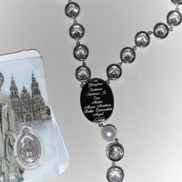 Tampilannya juga dilengkapi rosario yang dibuat khusus oleh Chopard menggunakan emas putih dan dihiasi dengan berlian dan mutiara serta diukir dengan nama anggota keluarga model juga pengusahan tersebut.Foto: Instagram @georginagio