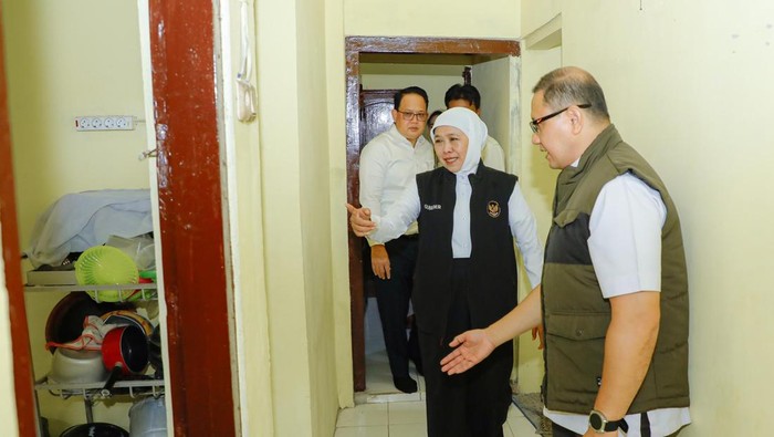 Gubernur Jatim Khofifah saat meninjau rumah insan pendidikan yang dibedah