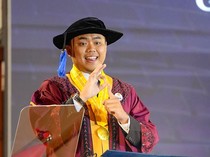 Hasbi, Wisudawan Tuli Unpad yang Menyentuh Lewat Bahasa Isyarat