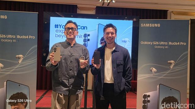 Ilham Indrawan, MX Product Marketing Senior Manager Samsung Electronics Indonesia (kiri) dan Andy Garcia, Content Creator (kanan)