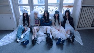 ILLIT gak pernah absen dari chart Melon Top 100 sejak lagu Its Me dirilis. Ini bikin mereka banyak dibahas oleh K-netz, membuat namanya masuk daftar terpopuler bulan lalu. (Foto: dok. Belift Lab/HYBE)