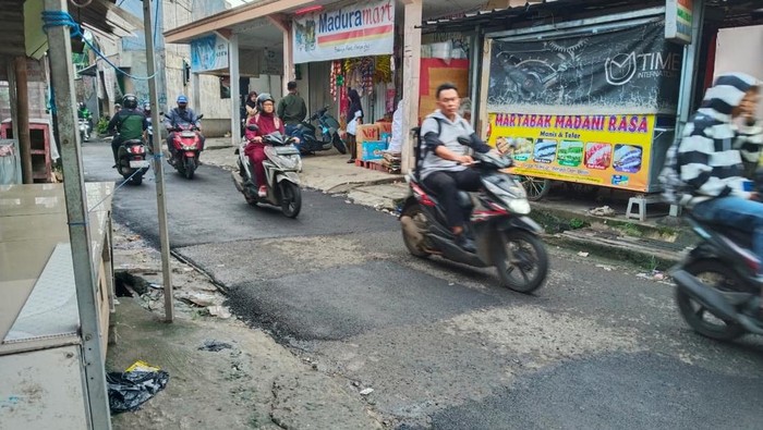 Jalan rusak mengarah ke Stasiun Citayam Depok kini mulai diperbaiki, Rabu (6/5/2026).