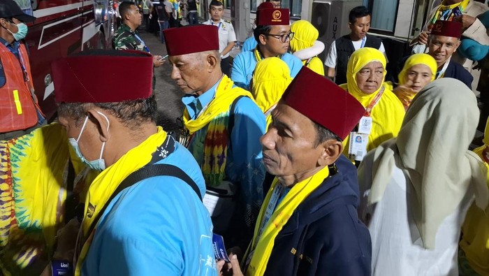 Jemaah calon haji dari kloter 13 yang siap berangkat ke Batam menuju Tanah Suci Mekkah