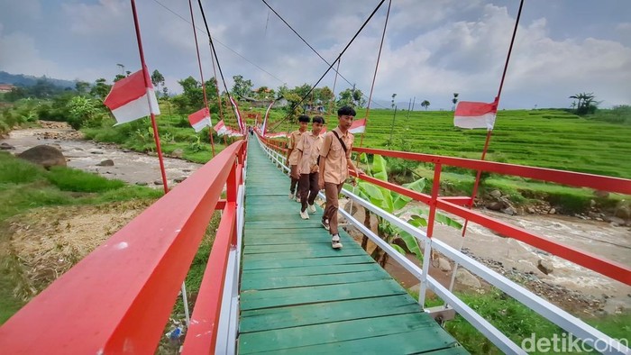 Jembatan gantung garuda di Pacet