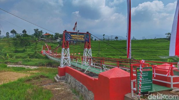 Jembatan gantung garuda di Pacet