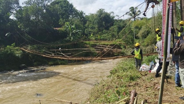 Jembatan gantung Jantake yang diperbaiki di Sukabumi