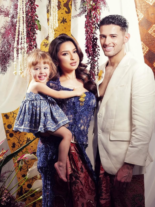 Dari Jennifer Coppen hingga Nathalie Holscher, 7 Prewedding Artis Bareng Anak