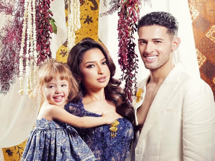 Dari Jennifer Coppen hingga Nathalie Holscher, 7 Prewedding Artis Bareng Anak