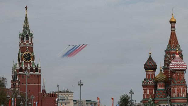 Jet Rusia Warnai Langit Moskow Jelang Parade Kemenangan Jet tempur Rusia melakukan latihan terbang di Moskow dengan formasi udara dan asap warna bendera nasional sebagai persiapan parade Hari Kemenangan. REUTERS/Shamil Zhumatov
