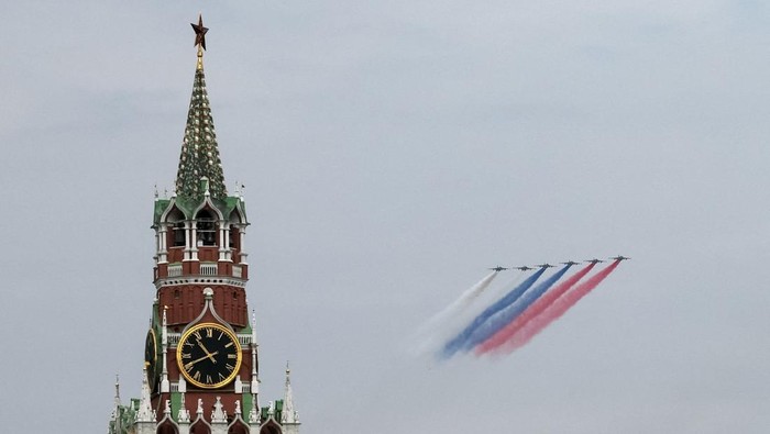 Jet tempur Rusia melakukan latihan terbang di Moskow dengan formasi udara dan asap warna bendera nasional sebagai persiapan parade Hari Kemenangan. REUTERS/Shamil Zhumatov