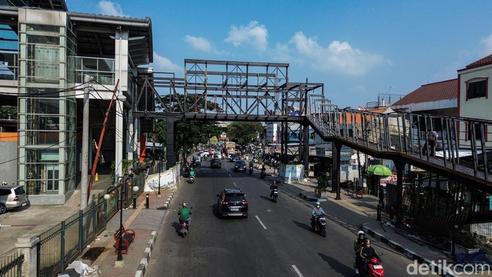 Pejalan kaki beraktivitas di kawasan Stasiun Bekasi, Rabu (6/5/2026).