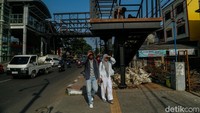 Pejalan kaki beraktivitas di kawasan Stasiun Bekasi, Bekasi, Rabu (6/5/2026).