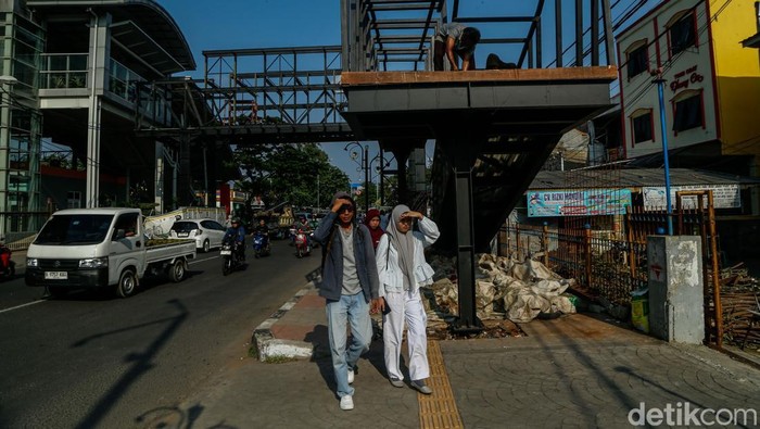 Pejalan kaki beraktivitas di kawasan Stasiun Bekasi, Rabu (6/5/2026).