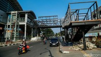Selain itu, kerangka tangga serta pembatas di sisi kanan dan kiri juga terlihat sudah terpasang.