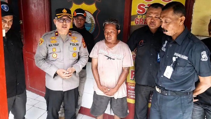Jukir bernama Herman (tengah) dipulangkan setelah sempat diamankan polisi karena mematok tarif Rp 20 ribu kepada pengendara mobil di Makassar.