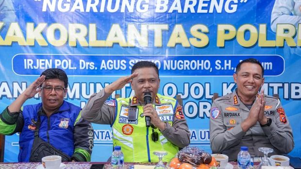 Kakorlantas Polri Irjen Agus Suryonugroho menyapa para pengemudi ojek online (ojol) di Bogor