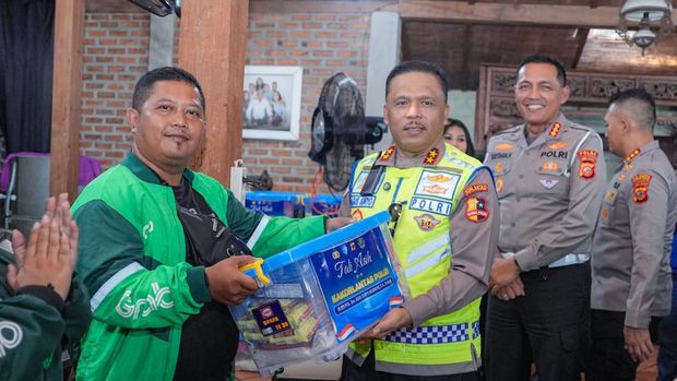 Kakorlantas Polri Irjen Agus Suryonugroho menyapa para pengemudi ojek online (ojol) di Bogor