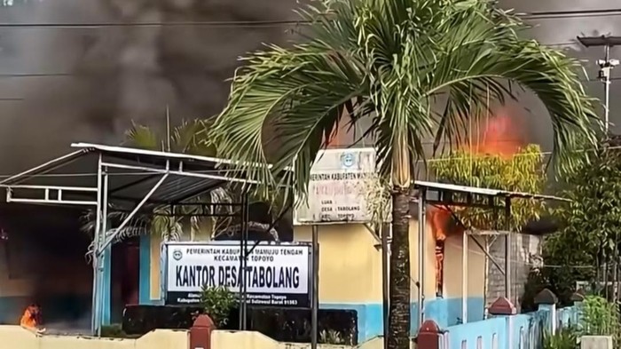 Kebakaran melanda Kantor Desa Tabolang di Mamuju Tengah, diduga akibat korsleting listrik.