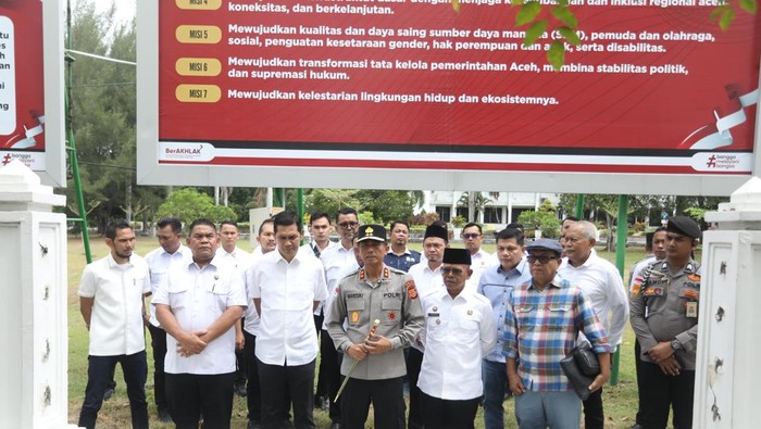Kapolda Aceh Irjen Marzuki bersama Sekda Aceh M Nasir Pemprov Aceh)