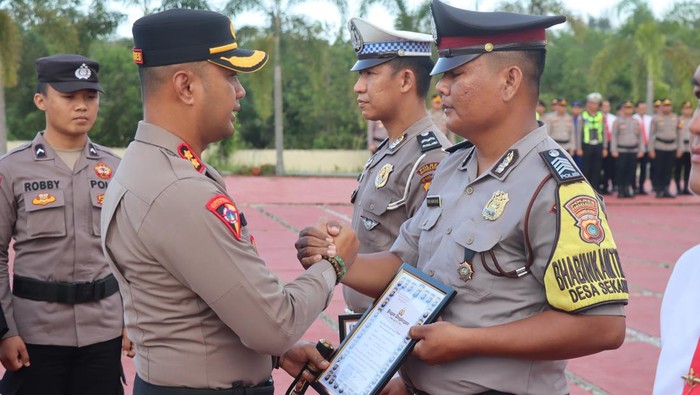Kapolres Babar AKBP Pradana Aditya Nugraha memberikan penghargaan keempat anggotanya yang berpartisipasi.