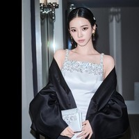 Untuk melengkapi penampilannya, Karina aespa mengenakan koleksi anting-anting Prada Fine Jewelry Couleur Vivante yang terbuat dari emas putih dan berhias permata peridot, amethyst, dan berlian. Ia pun menjinjing clutch putih yang serasi dengan desain gaunnya di MET Gala 2026. Foto: dok. Instagram @katarinabluu