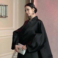 Bak bangsawan, Karina aespa mencerminkan keanggunan wanita yang hidup di era kerajaan Korea Selatan. Tatanan rambutnya pun dibuat rapi model sanggul kepang, lengkap dengan perhiasan rambut Prada yang berkilau. Foto: dok. Instagram @katarinabluu