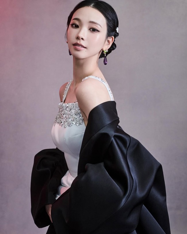 Prada menyertakan sentuhan budaya Korea Selatan lewat evening cape satin berwarna hitam, yang membalut tubuhnya. Jubah tersebut dibuat mirip durumagi, yang menjadi bagian penting dari hanbok alias baju tradisional Korea Selatan. Foto: dok. Instagram @katarinabluu