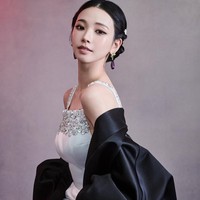 Prada menyertakan sentuhan budaya Korea Selatan lewat evening cape satin berwarna hitam, yang membalut tubuhnya. Jubah tersebut dibuat mirip durumagi, yang menjadi bagian penting dari hanbok alias baju tradisional Korea Selatan. Foto: dok. Instagram @katarinabluu