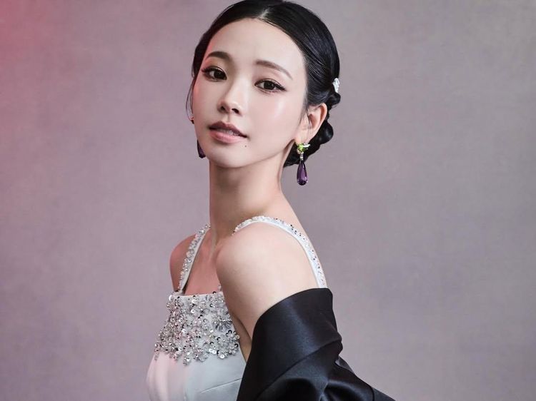 Cantik Bak Bangsawan, Karina aespa Pakai Jubah Hanbok Prada di MET Gala