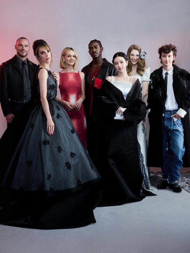 MET Gala 2026 menjadi momen ‘keluarga’ Prada berfoto bersama. Selain Karina aespa, ada Nicholas Hoult, Troye Sivan, Maya Hawke, hingga Amanda Seyfried yang mengenakan busana custom spesial dari rumah mode asal Italia itu. Foto: dok. Instagram @katarinabluu