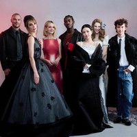 MET Gala 2026 menjadi momen ‘keluarga’ Prada berfoto bersama. Selain Karina aespa, ada Nicholas Hoult, Troye Sivan, Maya Hawke, hingga Amanda Seyfried yang mengenakan busana custom spesial dari rumah mode asal Italia itu. Foto: dok. Instagram @katarinabluu