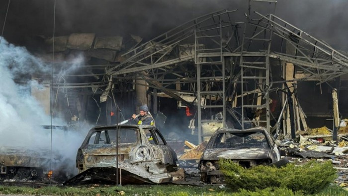 Kerusakan akibat serangan udara Rusia di Ukraina (AFP)