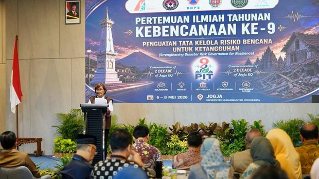 Ketua IABI menyampaikan sambutan dalam pembukaan Pertemuan Ilmiah Tahunan Kebencanaan ke-9 di Ballroom University Hotel UMY, Rabu (6/5). Ketua IABI menyampaikan sambutan dalam pembukaan Pertemuan Ilmiah Tahunan Kebencanaan ke-9 di Ballroom University Hotel UMY, Rabu (6/5).