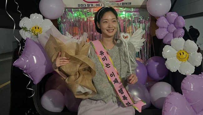 “Membersamai drama ini selama 5 tahun🥹💞” Kenapa cuma 8 eps😭😭😭😭” “Kim go eun semoga kamu jg menemukan soonrok di dunia aslimu ❤️” komentar sejumlah netizen di unggahan Kim Go Eun. Foto: dok. Instagram @ggonekim
