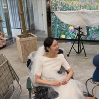 Tak sedikit penonton yang kecewa Yumi’s Cells Season 3 hanya tayang dengan 8 episode. Di sisi lain, penonton merasa lega dan bahagia melihat Yumi, yang terseok-seok akhirnya dicintai oleh pria tulus yang mencintainya dan bersanding di pelaminan. Foto: dok. Instagram @ggonekim