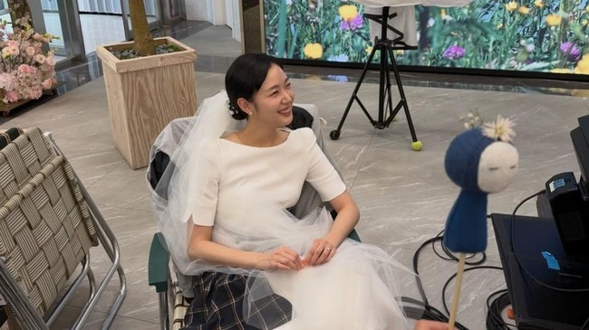 Tak sedikit penonton yang kecewa Yumi’s Cells Season 3 hanya tayang dengan 8 episode. Di sisi lain, penonton merasa lega dan bahagia melihat Yumi, yang terseok-seok akhirnya dicintai oleh pria tulus yang mencintainya dan bersanding di pelaminan. Foto: dok. Instagram @ggonekim