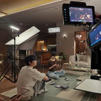 Untuk berpamitan dengan penonton setia Yumi’s Cells, Kim Go Eun membagikan foto kebersamaan dengan para pemain di lokasi syuting serta kemesraannya dengan Kim Jae Won. Selanjutnya penggemar dapat variety show spesial yang menjadi ajang reuni sang aktris bersama pemain drama Korea Goblin. Foto: dok. Instagram @ggonekim