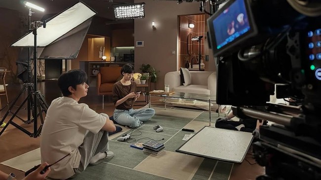 Untuk berpamitan dengan penonton setia Yumi’s Cells, Kim Go Eun membagikan foto kebersamaan dengan para pemain di lokasi syuting serta kemesraannya dengan Kim Jae Won. Selanjutnya penggemar dapat variety show spesial yang menjadi ajang reuni sang aktris bersama pemain drama Korea Goblin. Foto: dok. Instagram @ggonekim