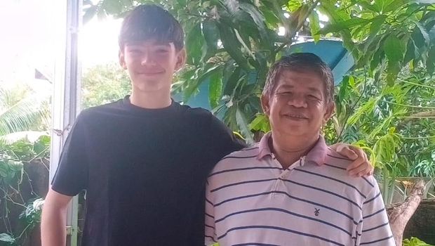 Kiper Timnas Indonesia U-17, Mike Rajasa bersama pamannya Luther Puang.