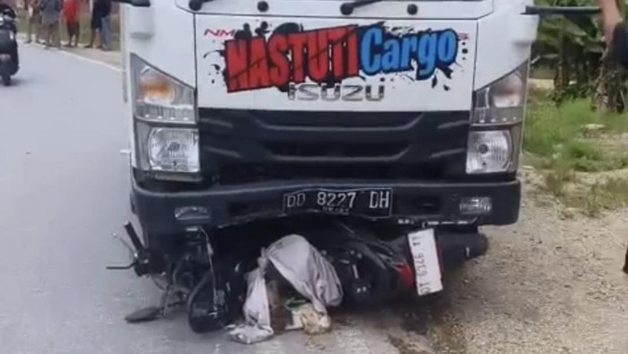 Dua pekerja tambang terlibat kecelakaan di Konawe, Sultra. Satu tewas dan satu kritis setelah motor mereka tertabrak truk.