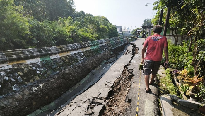 Kondisi jalan dan talud yang ambles di Kalibanteng Kulon, Kecamatan Semarang Barat, Kota Semarang, Rabu (6/5/2026).
