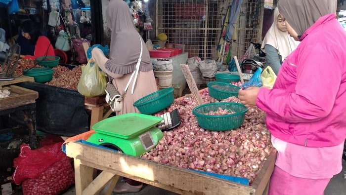 Lapak pedagang bawang merah di Pasar Tavip Kota Binjai. (Laila Syakira/detikSumut)