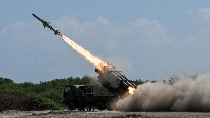 Latihan militer Balikatan menampilkan uji coba rudal dan operasi gabungan AS, Filipina, dan Jepang. Kegiatan ini memperkuat kerja sama pertahanan di kawasan.  REUTERS/Noel Celis