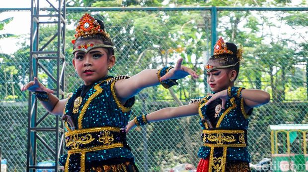 Sejumlah warga antusias menghadiri perhelatan Lebaran Depok 2026 di kawasan Alun-alun Kota Depok, Rabu (6/5/2026). Kegiatan tahunan ini tampak ramai dipadati masyarakat dari berbagai kalangan.