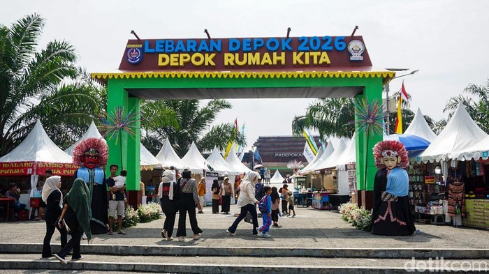 Sejumlah warga antusias menghadiri perhelatan Lebaran Depok 2026 di kawasan Alun-alun Kota Depok, Rabu (6/5/2026). Kegiatan tahunan ini tampak ramai dipadati masyarakat dari berbagai kalangan.