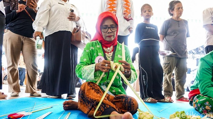 Peserta mengikuti lomba menganyam ketupat dalam rangkaian Lebaran Depok 2026 di kawasan Alun-alun Kota Depok, Rabu (6/5/2026).