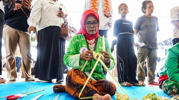 Peserta mengikuti lomba menganyam ketupat dalam rangkaian Lebaran Depok 2026 di kawasan Alun-alun Kota Depok, Rabu (6/5/2026).