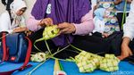 Lomba Anyam Ketupat Meriahkan Lebaran Depok