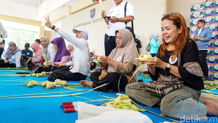 Peserta mengikuti lomba menganyam ketupat dalam rangkaian Lebaran Depok 2026 di kawasan Alun-alun Kota Depok, Rabu (6/5/2026).